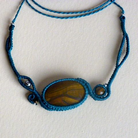 Collier en micro-macramé bleu canard avec une pierre naturelle, l'oeil de tigre
