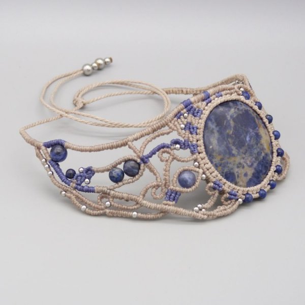 Collier beige et bleu en micro-macramé avec une sodalite