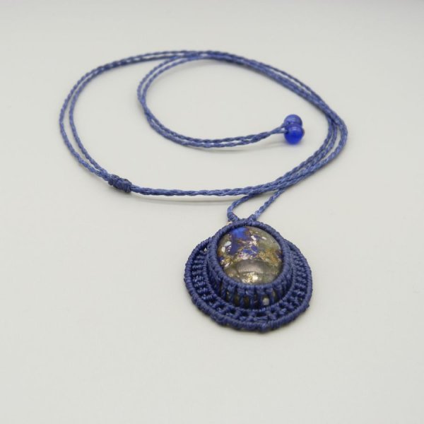 Collier bleu fonc&eacute; en micro-macram&eacute; avec un cabochon en pierre
