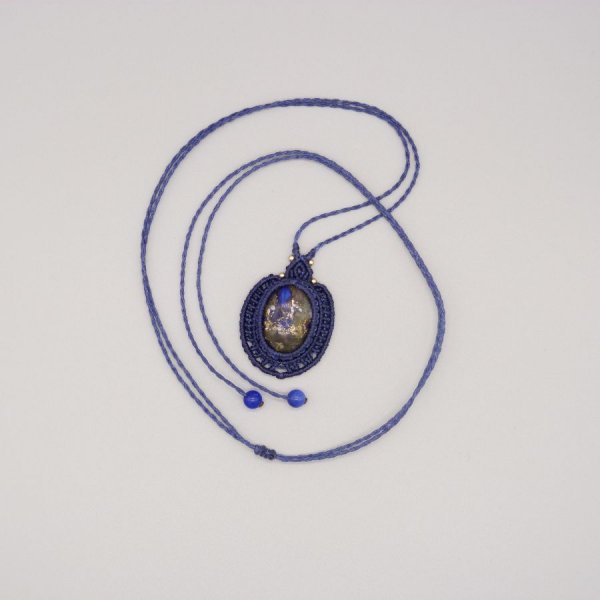 Collier bleu fonc&eacute; en micro-macram&eacute; avec un cabochon en pierre