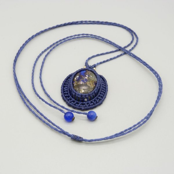 Collier bleu fonc&eacute; en micro-macram&eacute; avec un cabochon en pierre