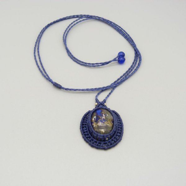 Collier bleu fonc&eacute; en micro-macram&eacute; avec un cabochon en pierre