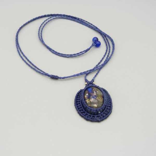 Collier bleu fonc&eacute; en micro-macram&eacute; avec un cabochon en pierre