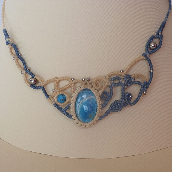 Collier bleu jeans/jaune paille en micro-macram&eacute; avec pierre  gemme naturelle