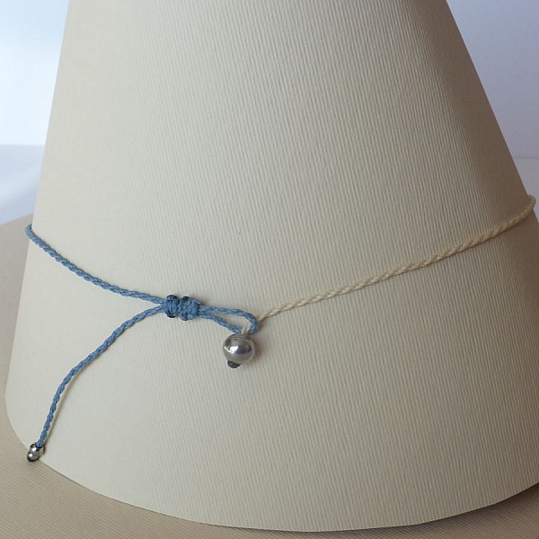 Collier bleu jeans/jaune paille en micro-macram&eacute; avec pierre  gemme naturelle