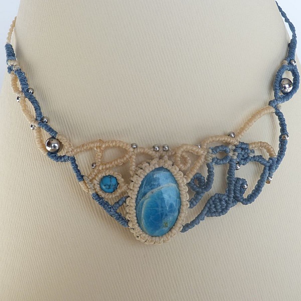 Collier bleu jeans/jaune paille en micro-macram&eacute; avec pierre  gemme naturelle