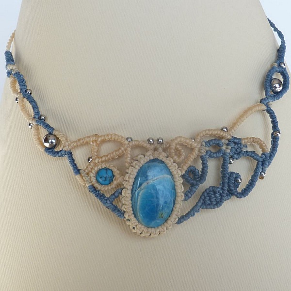 Collier bleu jeans/jaune paille en micro-macram&eacute; avec pierre  gemme naturelle