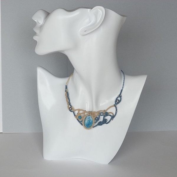 Collier bleu jeans/jaune paille en micro-macram&eacute; avec pierre  gemme naturelle