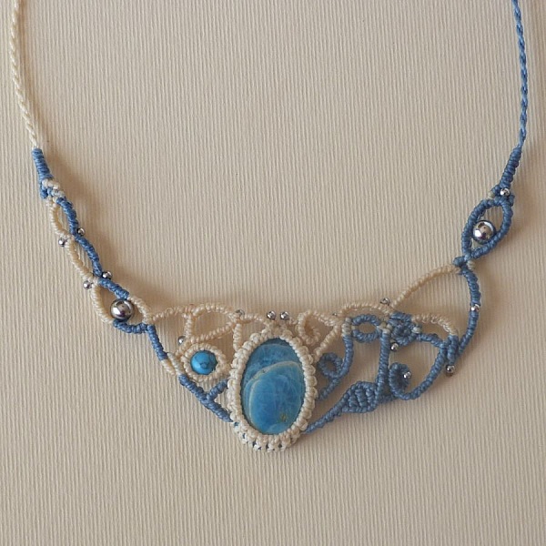 Collier bleu jeans/jaune paille en micro-macram&eacute; avec pierre  gemme naturelle