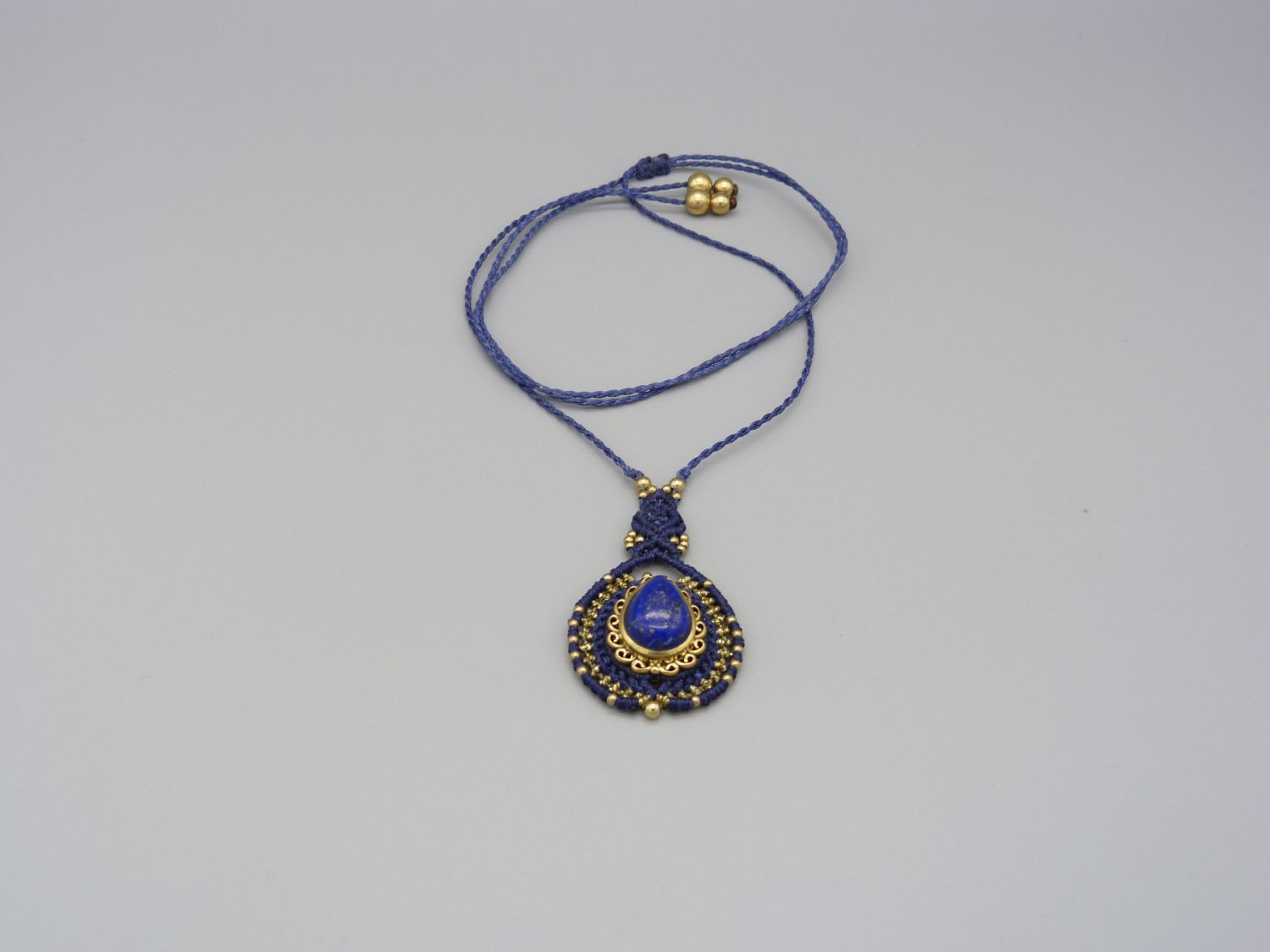 collier bleu nuit en micro-macramé avec un lapis lazuli serti de laiton