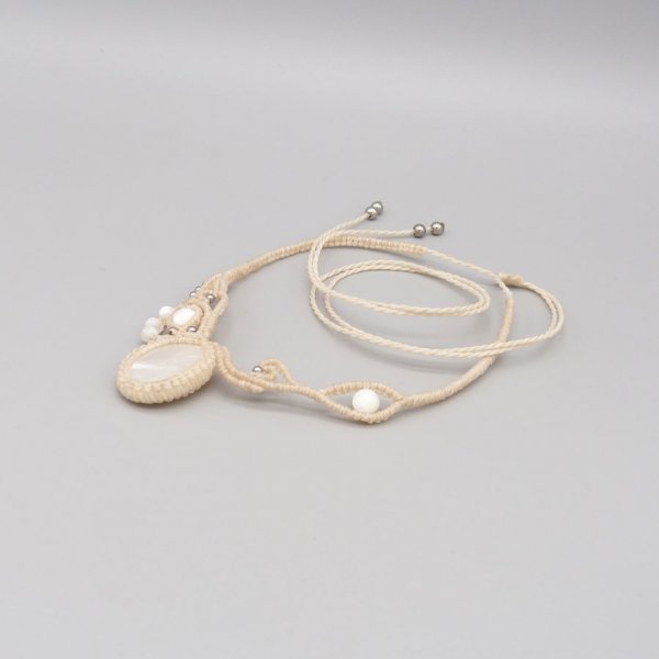 Collier couleur sable en micro-macram&eacute; avec une belle nacre