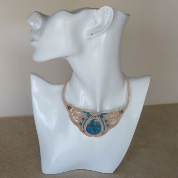 Collier couleur sable en micro-macram&eacute; au m&eacute;daillon en pierre naturelle d'apatite