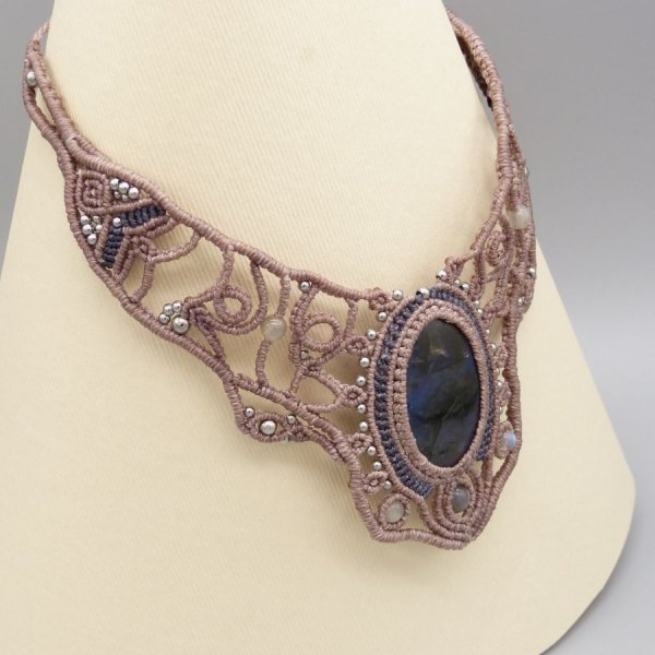 Collier couleur taupe en micro-macram&eacute; avec une belle labradorite