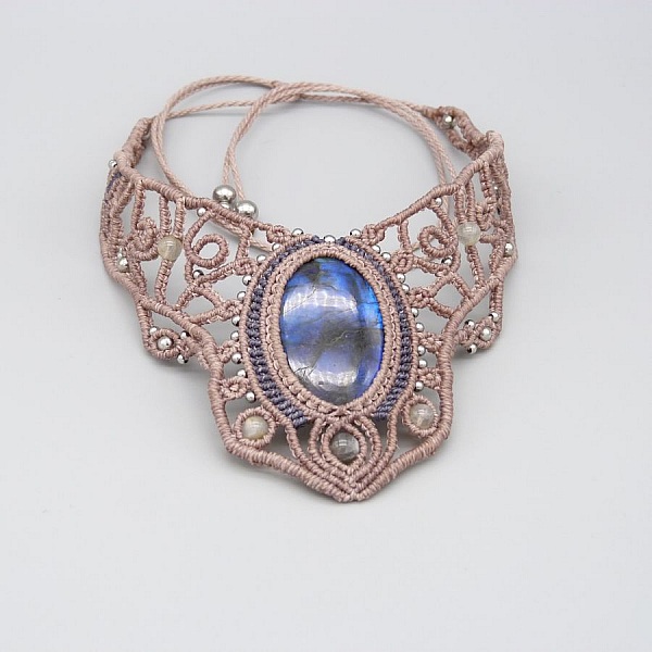 Collier couleur taupe en micro-macram&eacute; avec une belle labradorite