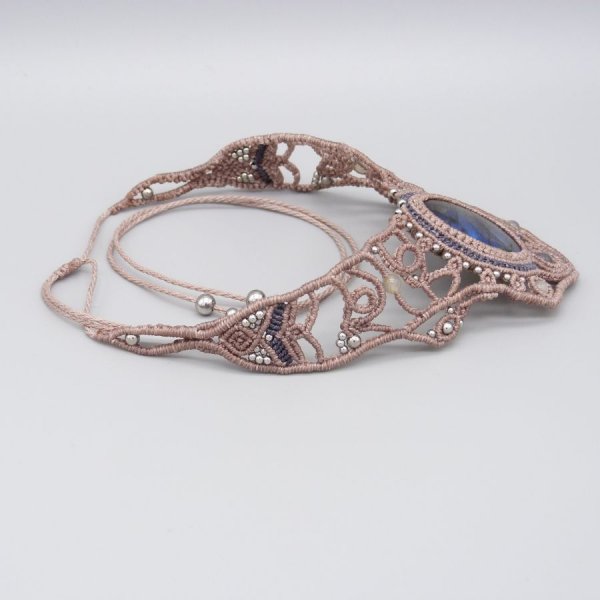 Collier couleur taupe en micro-macram&eacute; avec une belle labradorite