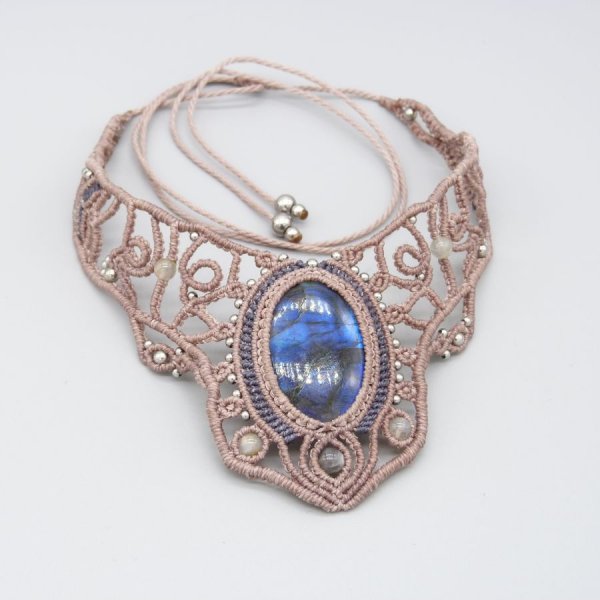 Collier couleur taupe en micro-macram&eacute; avec une belle labradorite