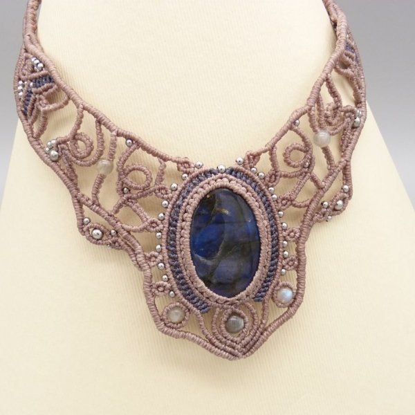 Collier couleur taupe en micro-macram&eacute; avec une belle labradorite