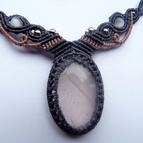 Collier bleu/gris en micro-macram&eacute; avec un quartz rose 