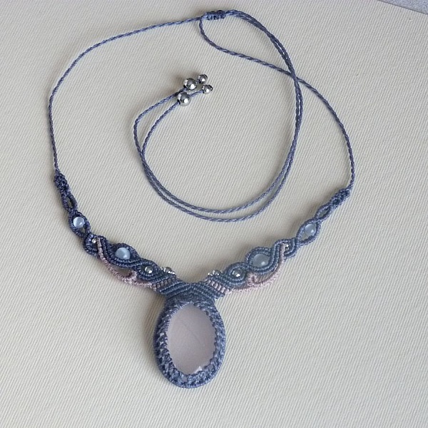 Collier bleu/gris en micro-macram&eacute; avec un quartz rose 