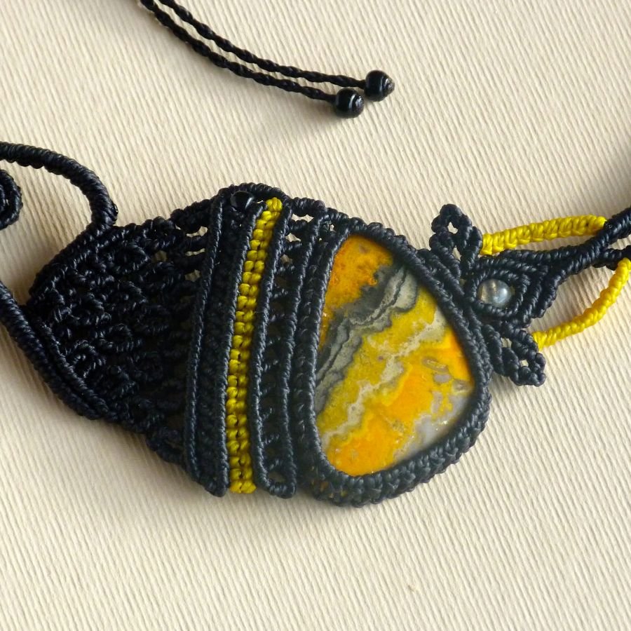 Collier noir/jaune en micro-macramé  avec une  pierre naturelle, la jaspe 