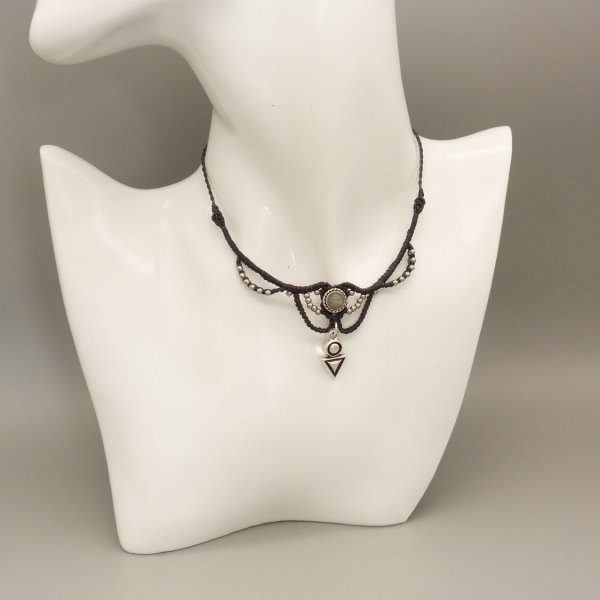 Collier gris anthracite en micro-macramé  avec une labradorite sertie