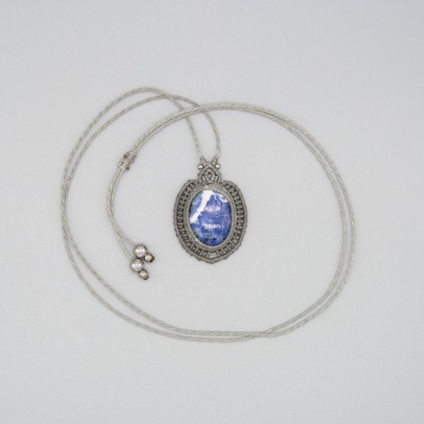Collier gris clair en micro-macram&eacute; avec un cabochon en pierre naturelle