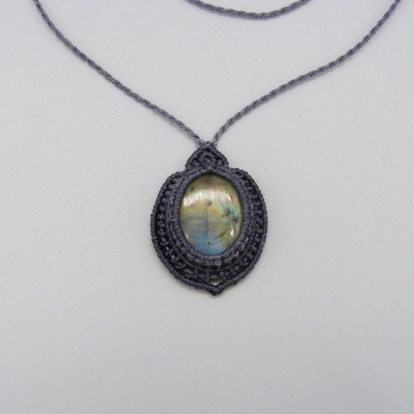 Collier gris foncé en micro-macramé avec une belle labradorite