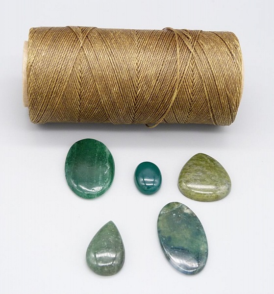 Collier marron chocolat en micro-macram&eacute; avec une pierre gemme verte