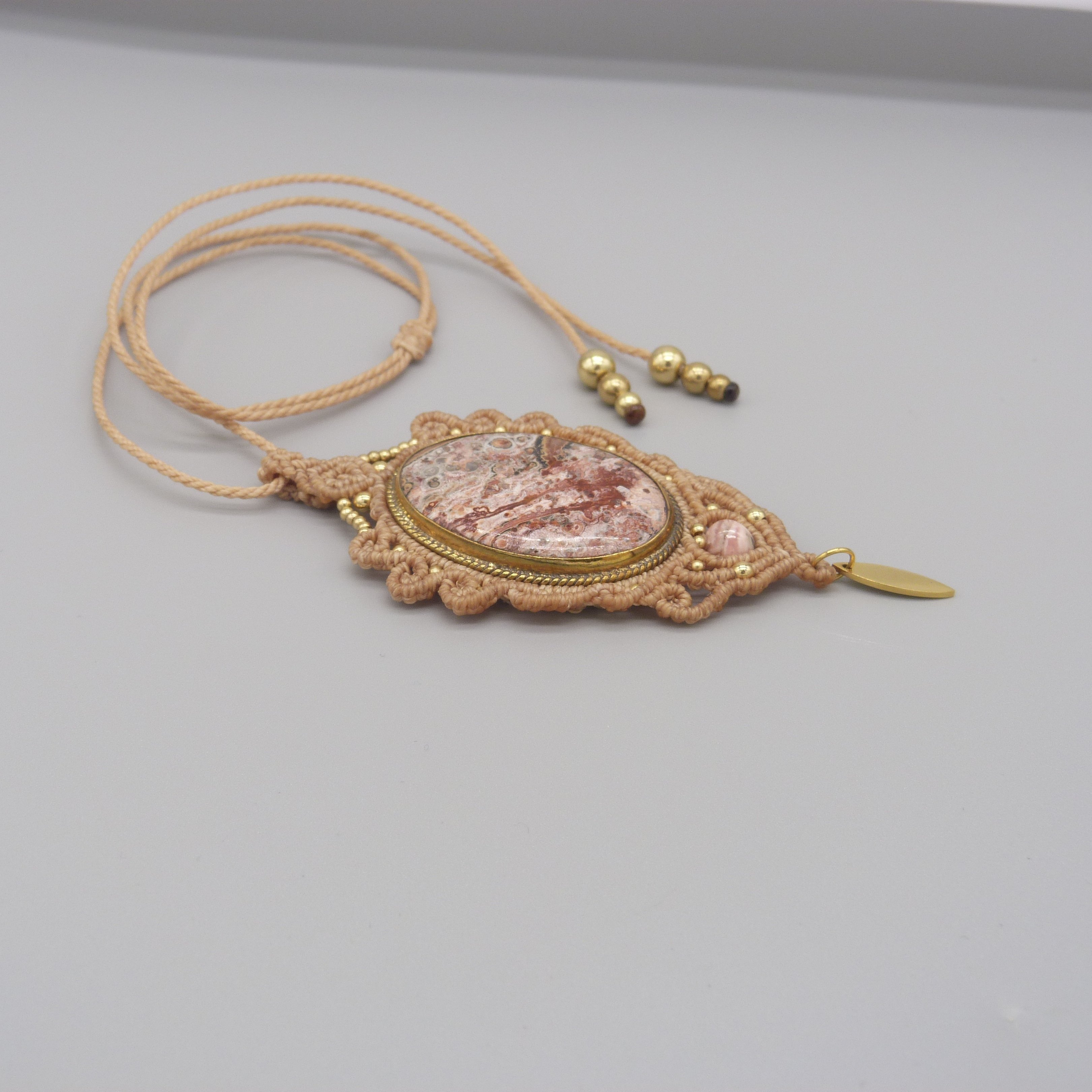 Collier en micro-macram&eacute; beige avec une pierre naturelle, le jaspe l&eacute;opard