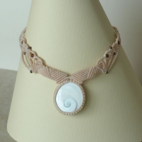 Collier en micro-macram&eacute; beige avec un oeil de Sainte Lucie