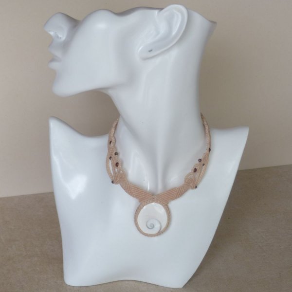Collier en micro-macram&eacute; beige avec un oeil de Sainte Lucie