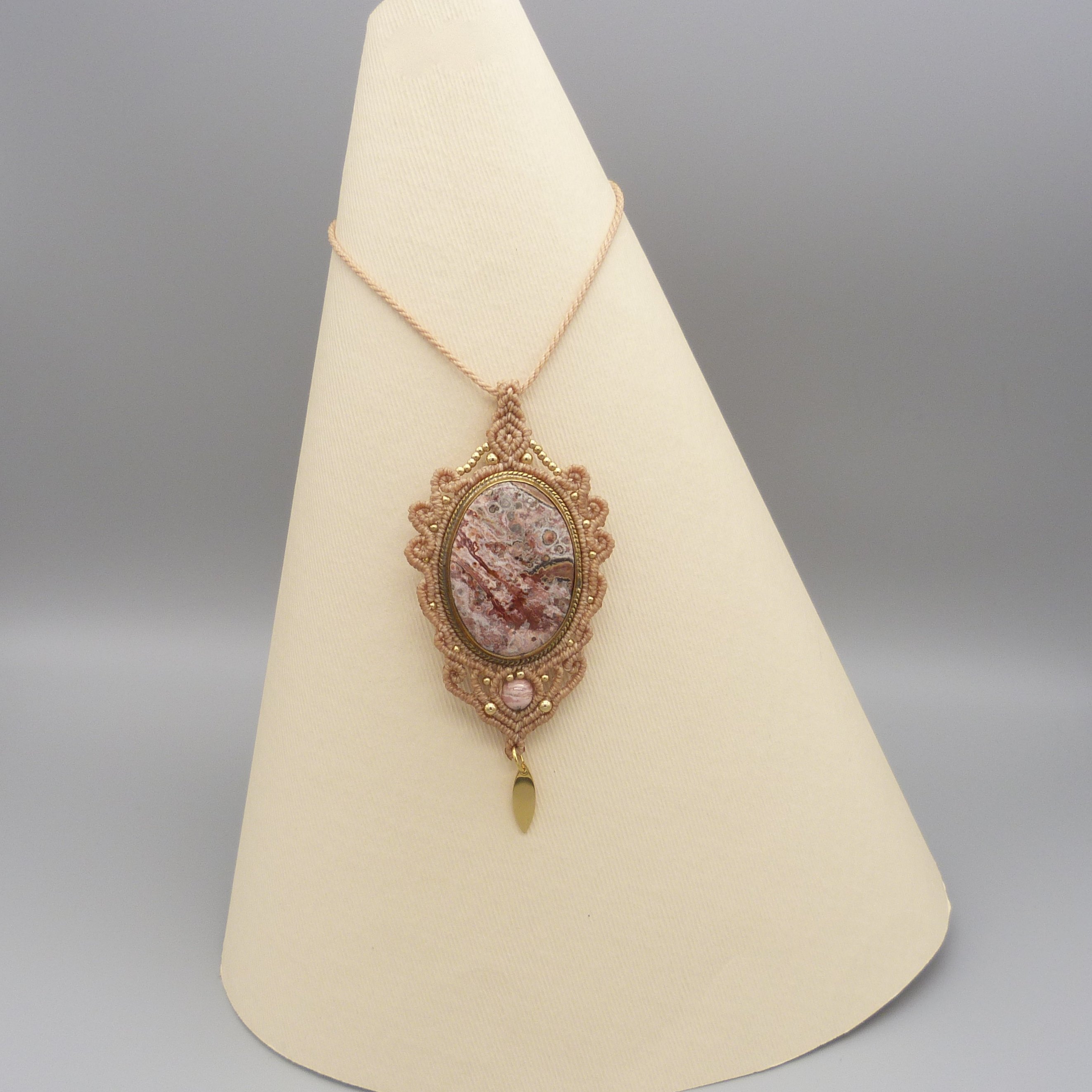 Collier en micro-macram&eacute; beige avec une pierre naturelle, le jaspe l&eacute;opard