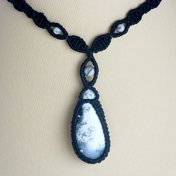 Collier en micro-macram&eacute; bleu fonc&eacute; avec en pendentif une agate dendritique