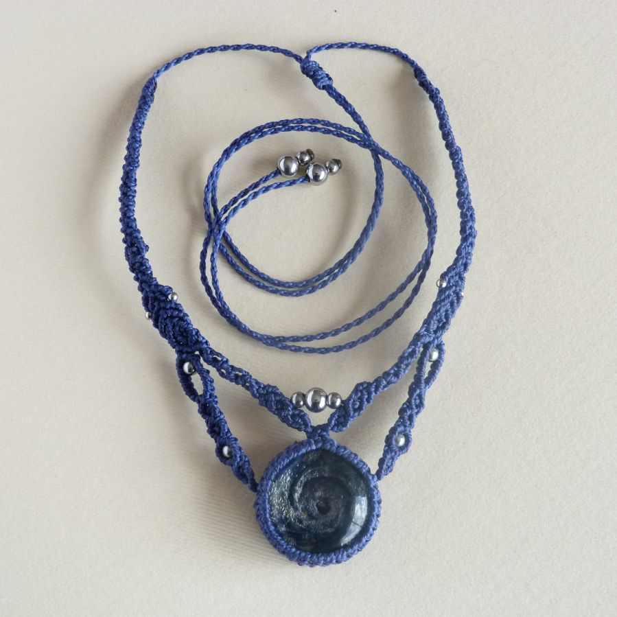 Collier en micro-macramé bleu foncé avec un pendentif en verre artisanal