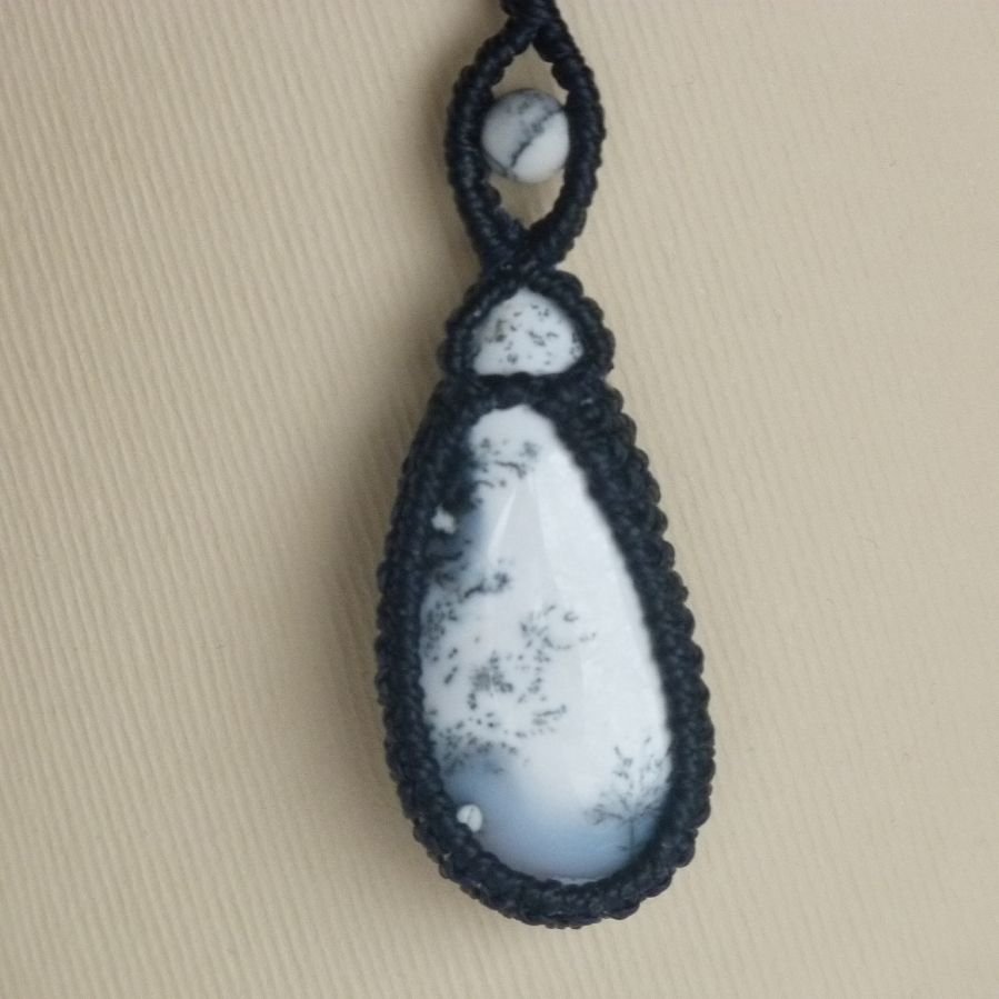 Collier en micro-macramé bleu foncé avec en pendentif une agate dendritique