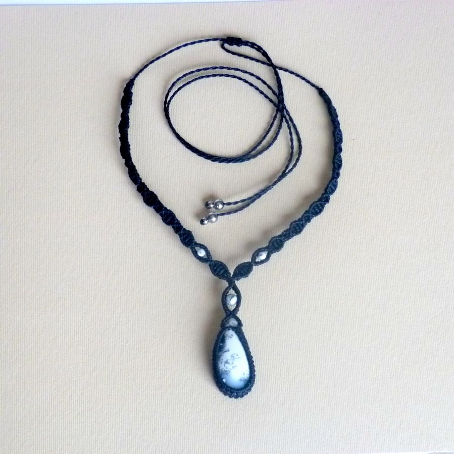 Collier en micro-macramé bleu foncé avec en pendentif une agate dendritique