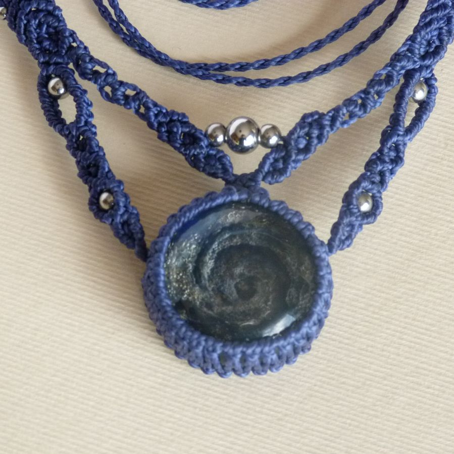 Collier en micro-macramé bleu foncé avec un pendentif en verre artisanal