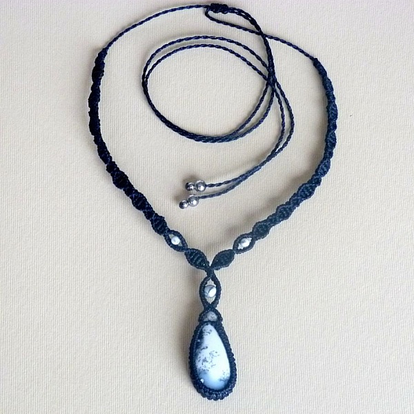 Collier en micro-macram&eacute; bleu fonc&eacute; avec en pendentif une agate dendritique