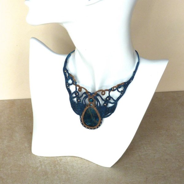collier en micro-macram&eacute; bleu canard beige avec une apatite
