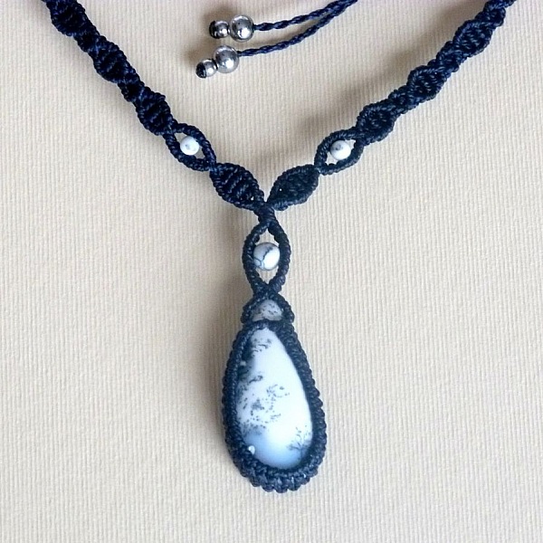 Collier en micro-macram&eacute; bleu fonc&eacute; avec en pendentif une agate dendritique