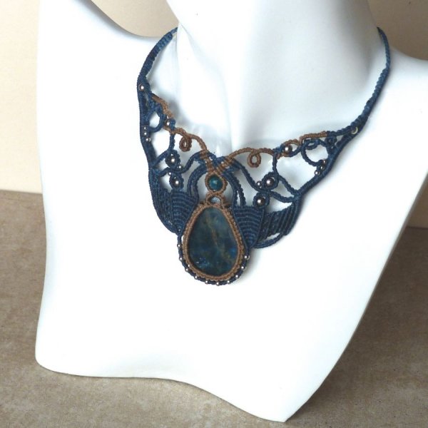 collier en micro-macram&eacute; bleu canard beige avec une apatite