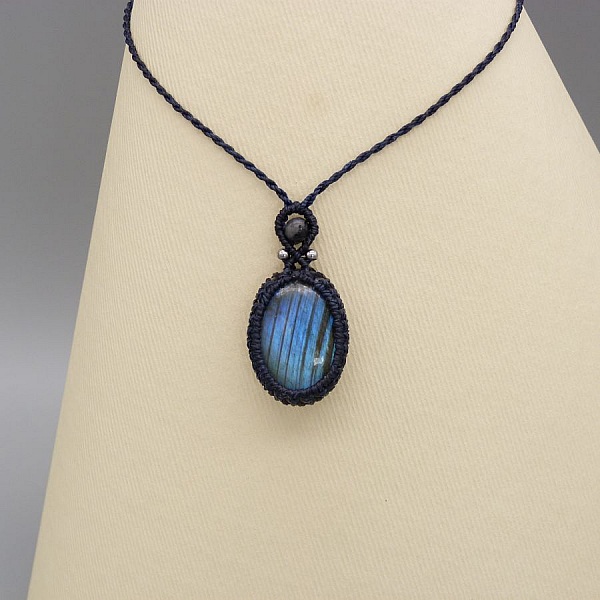 Collier  micro-macram&eacute; bleu fonc&eacute; labradorite