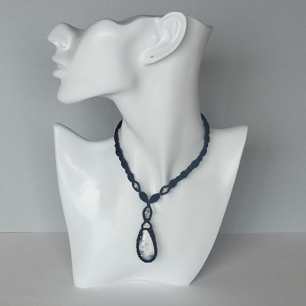 Collier en micro-macram&eacute; bleu fonc&eacute; avec en pendentif une agate dendritique
