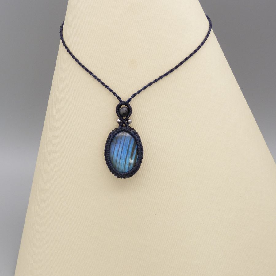 Collier  micro-macramé bleu foncé labradorite