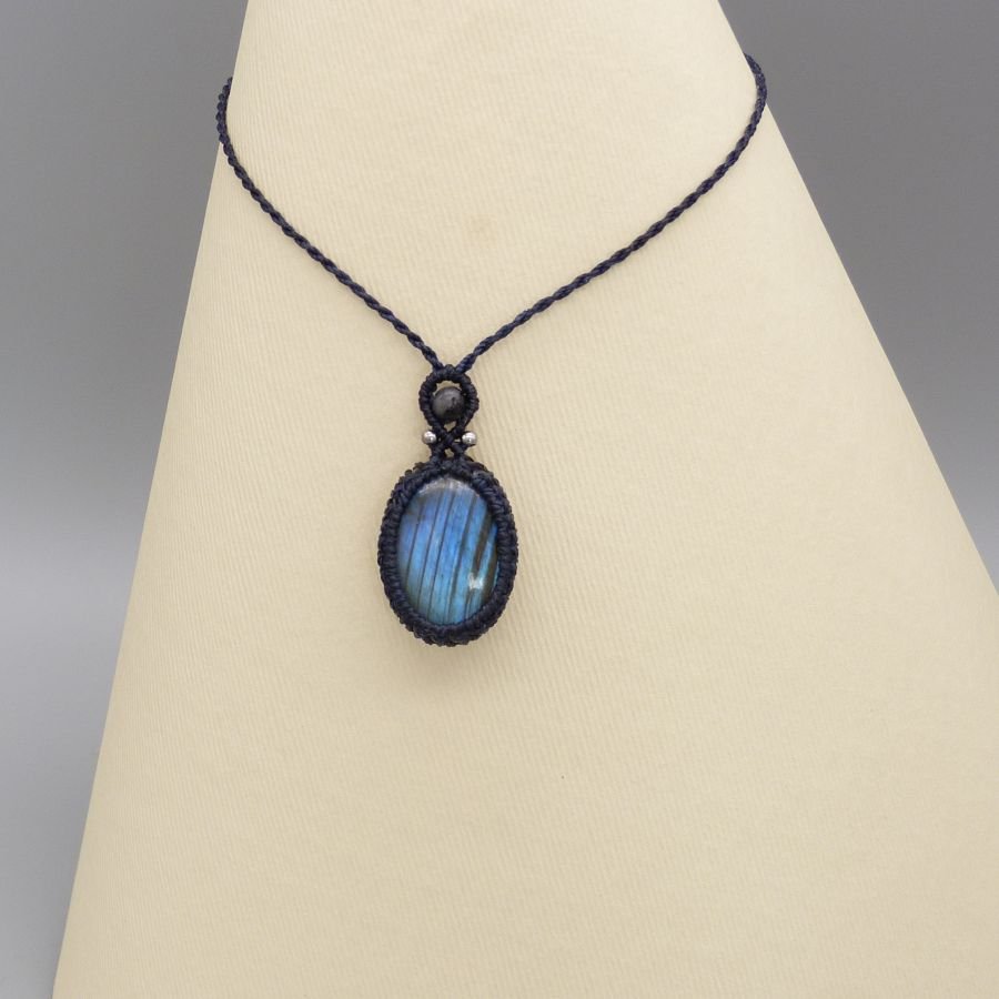Collier  micro-macramé bleu foncé labradorite