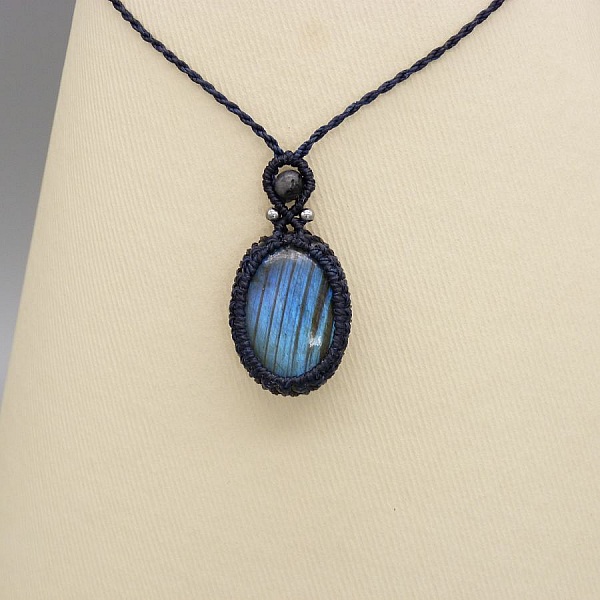 Collier  micro-macram&eacute; bleu fonc&eacute; labradorite