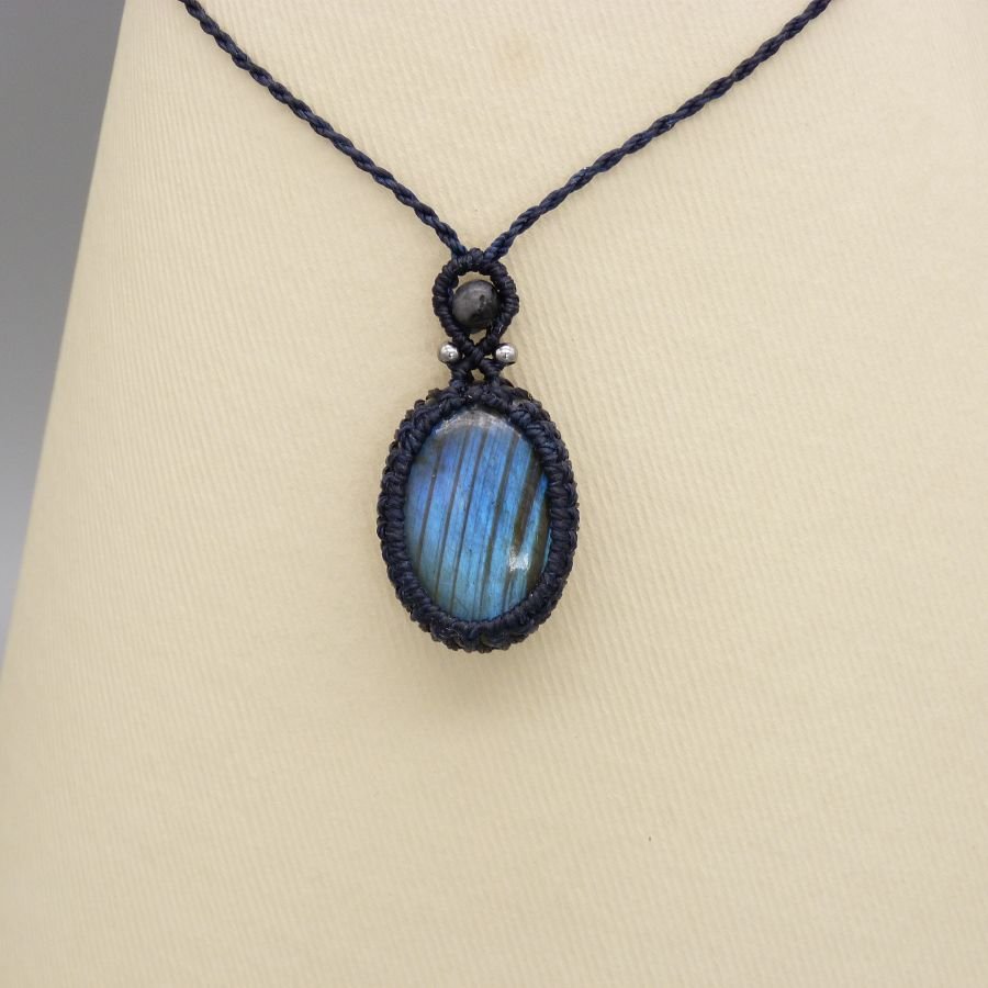 Collier  micro-macramé bleu foncé labradorite