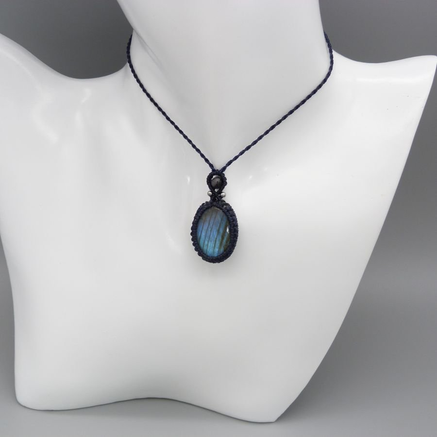 Collier  micro-macramé bleu foncé labradorite
