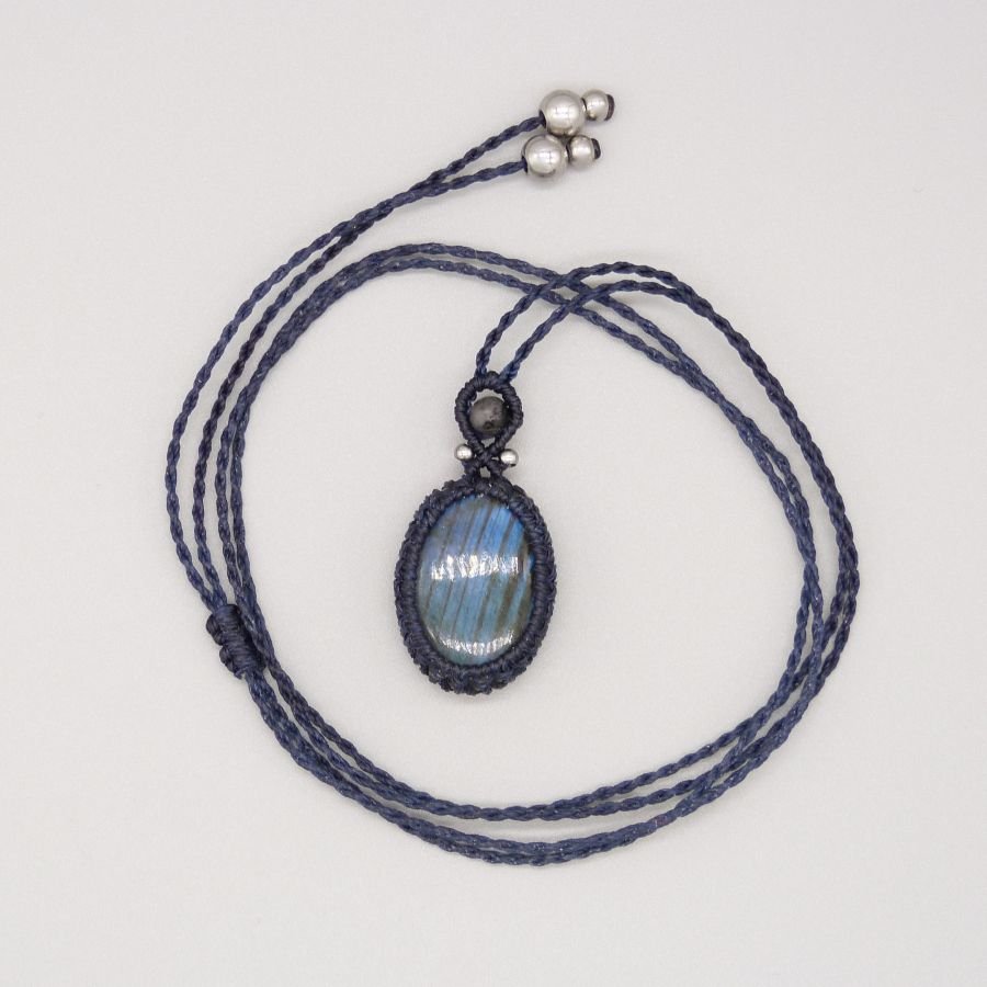Collier  micro-macramé bleu foncé labradorite