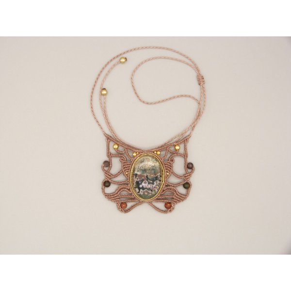 Collier en  micro-macramé couleur taupe avec une jaspe